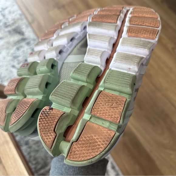 On Running Cloudflow V2 in Aloe White Running Shoes Size US Women 6.5 - Picture 13 of 13